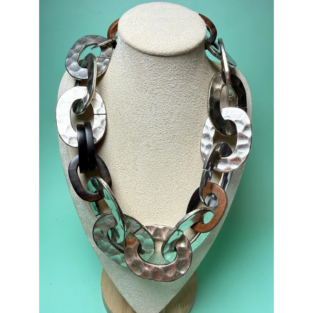 Appartement à Louer Hammered Silver Tone Links & Wood Chunky Statement Necklace - Picture 2 of 8